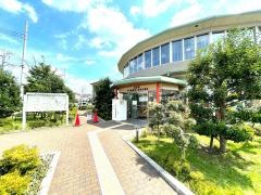流山市立木の図書館