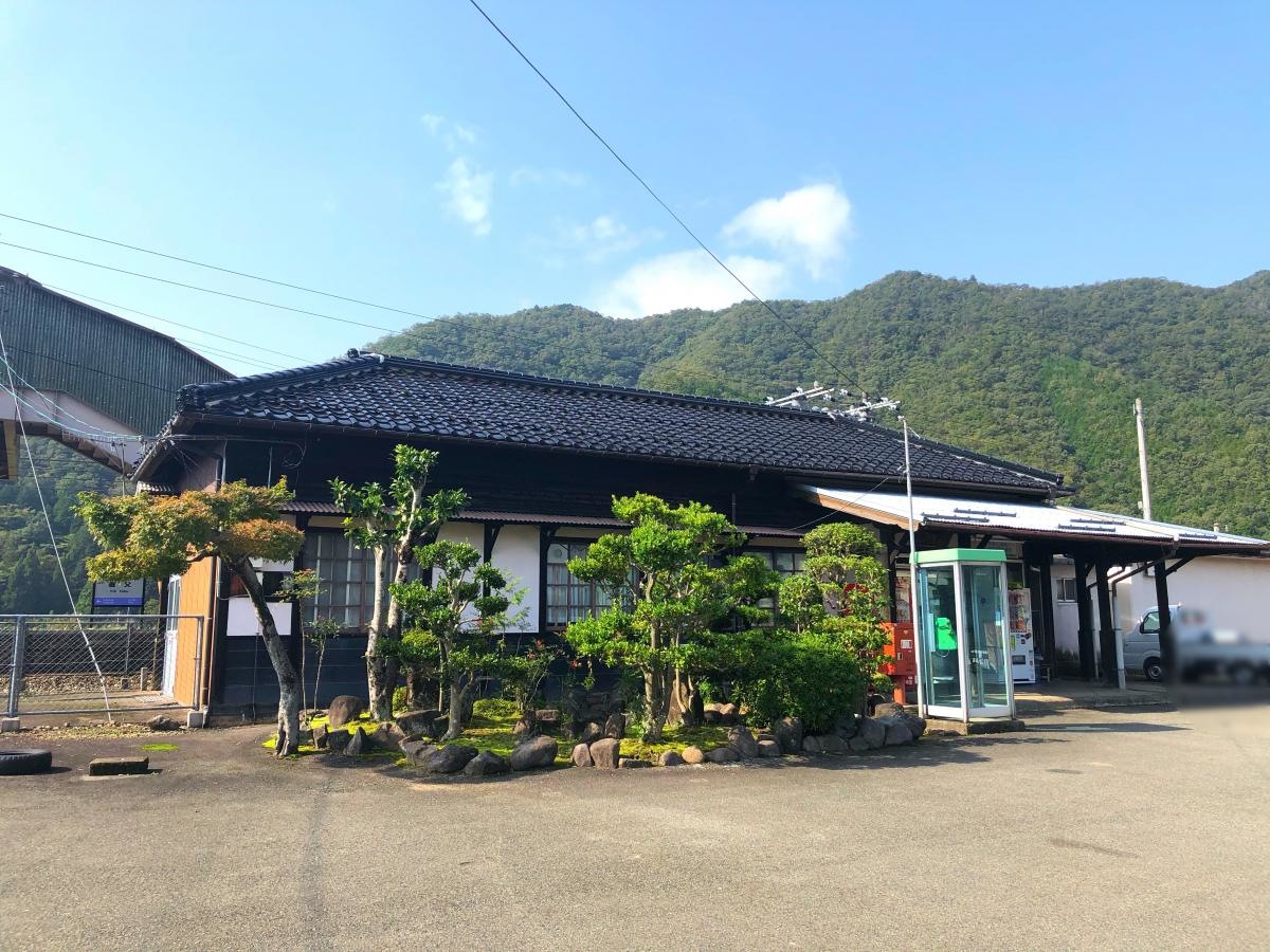 養父駅外観