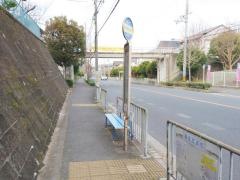 「梅の里住宅中」バス停留所