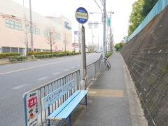 「梅の里住宅中」バス停留所