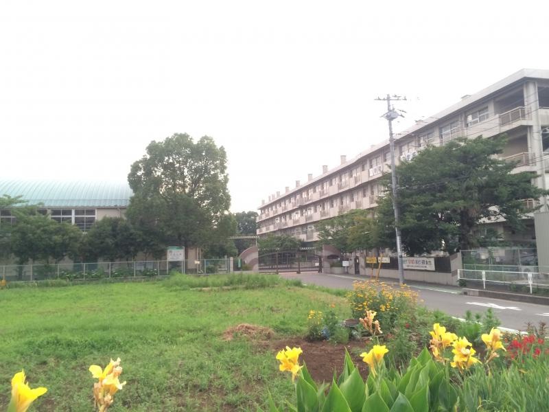 さいたま市立新開小学校の正門付近の風景
