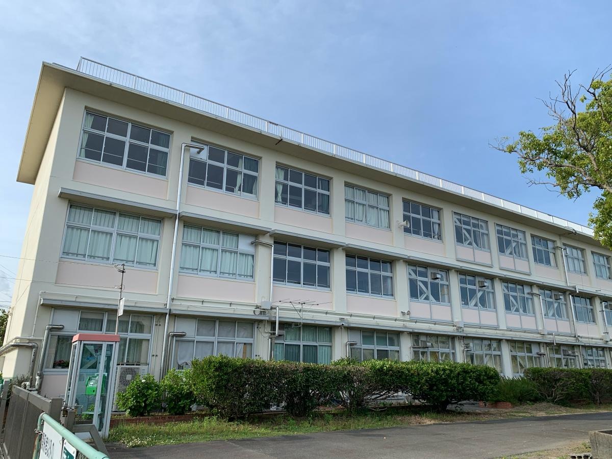 港中学校