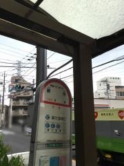 「新作」バス停留所