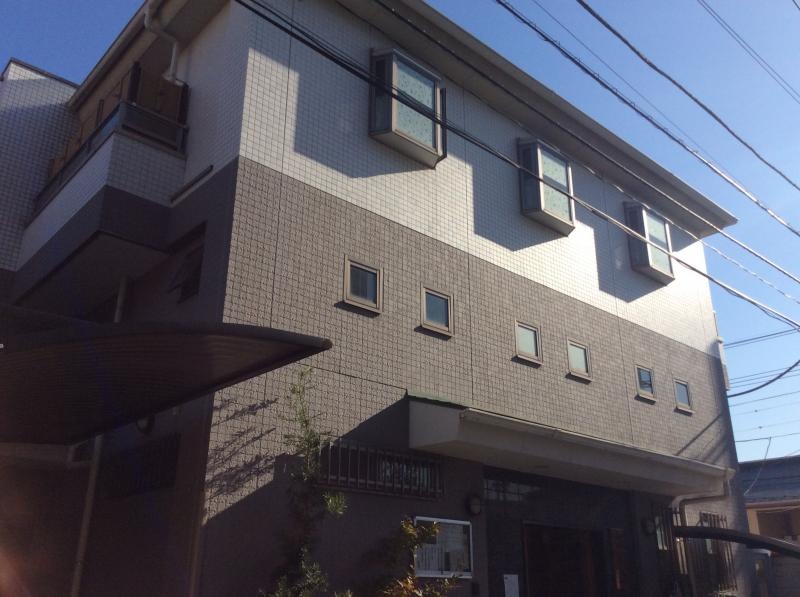 左から