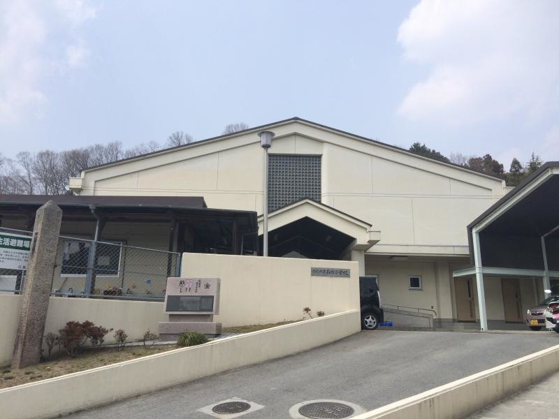 体育館と正門付近