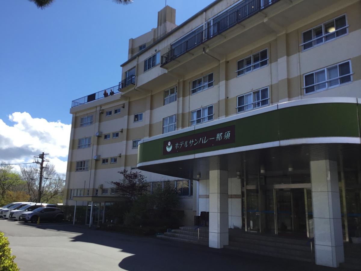 ホテルサンバレーの玄関前です。