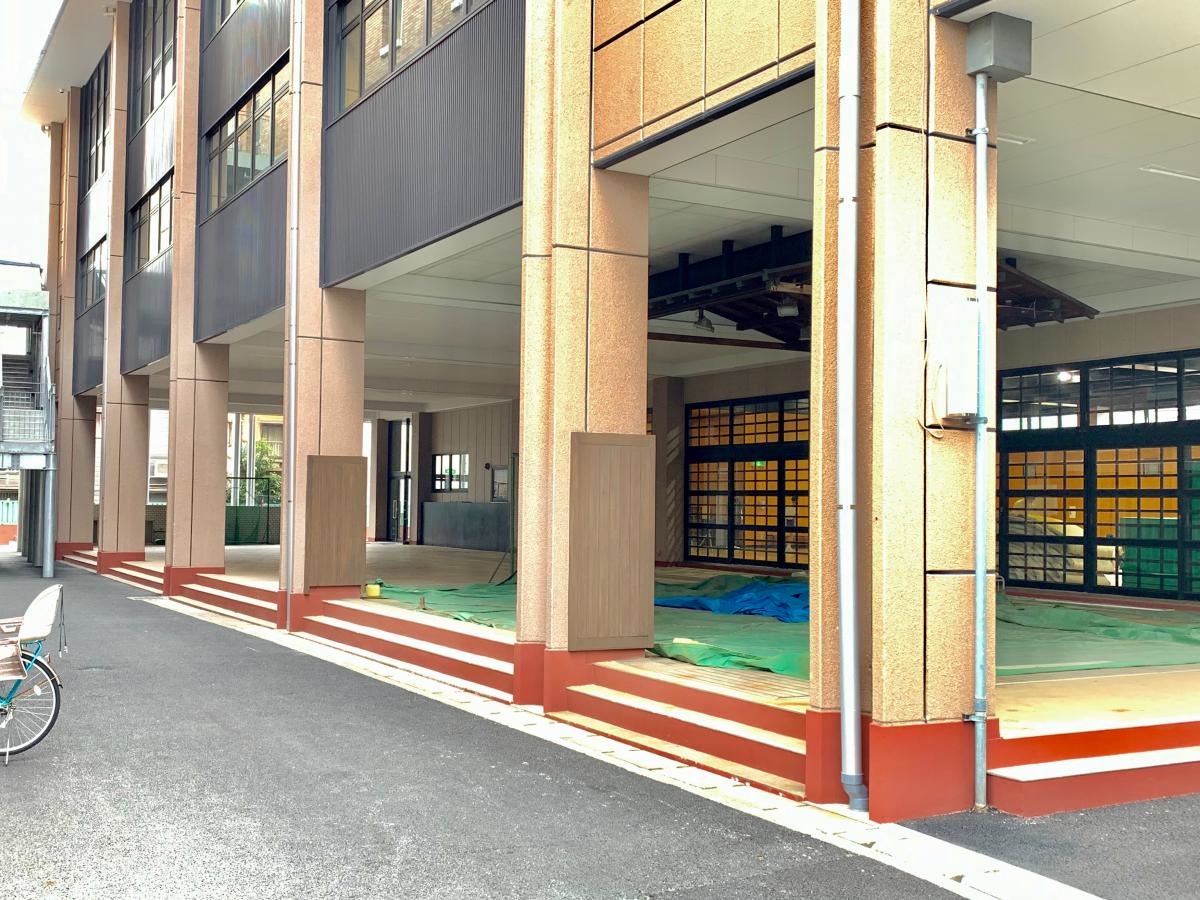 墨田区立吾嬬第二中学校の正門からの体育館の外観