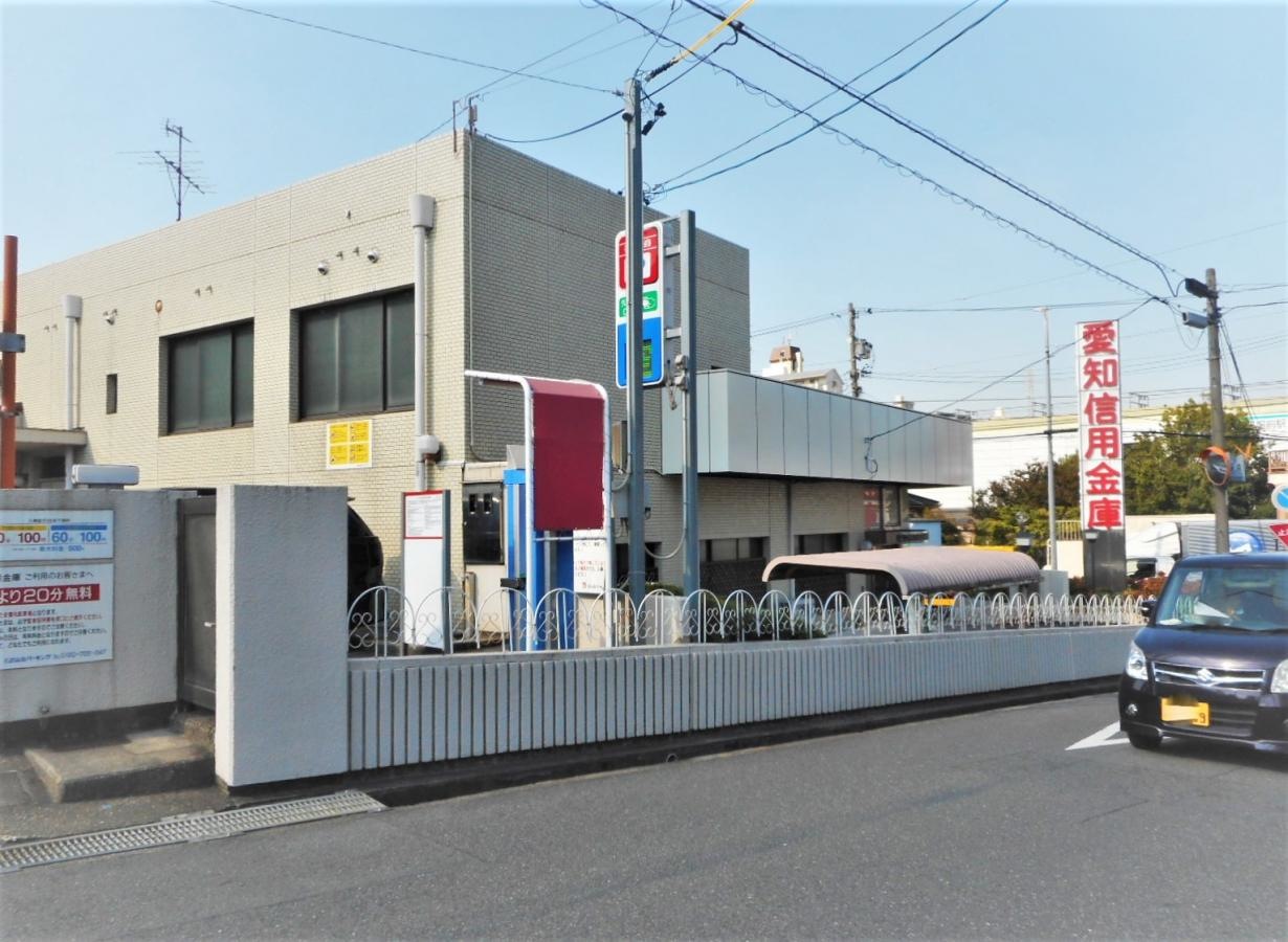 駐車場側道路からの外観