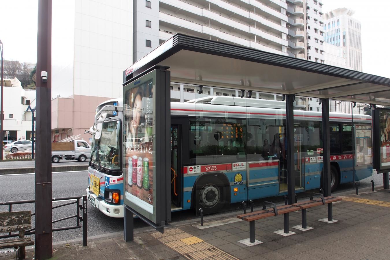 バスと外観です