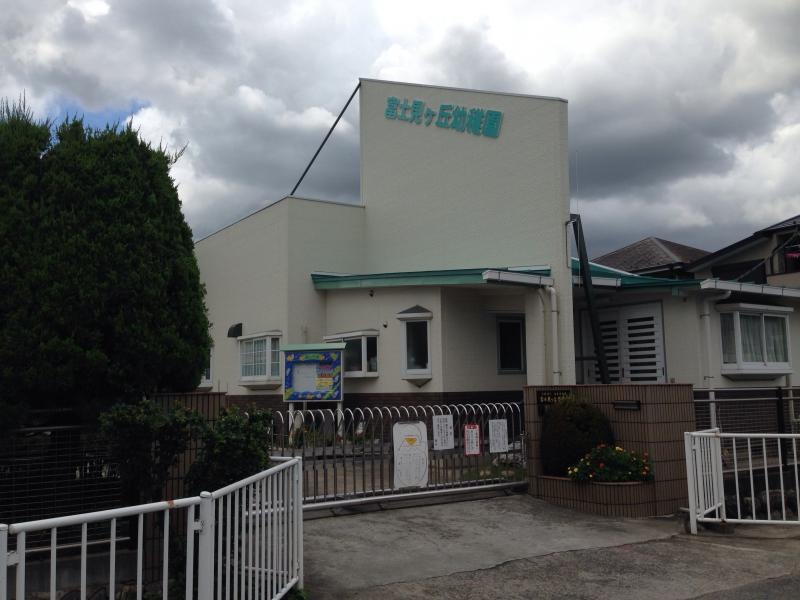 施設外観（正門前）。