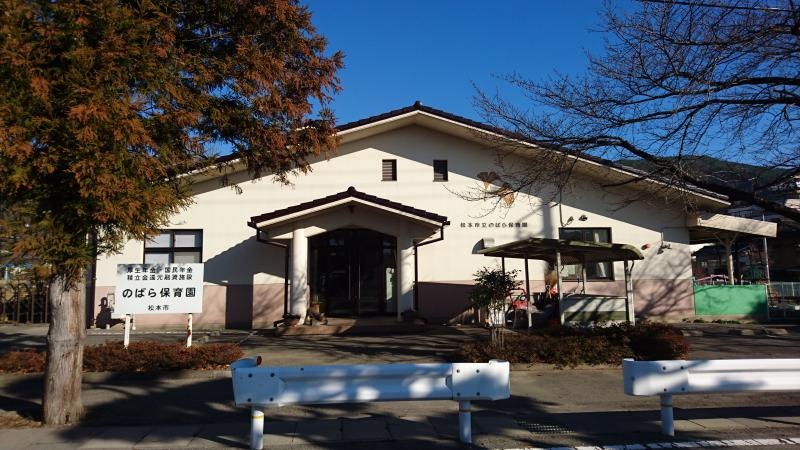 通りから施設正面。