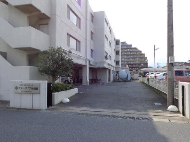 施設入り口からの全景