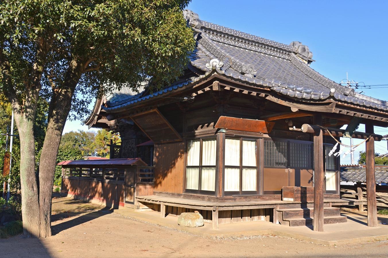 西の方から見た拝殿外観