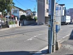 「高田交差点」バス停留所