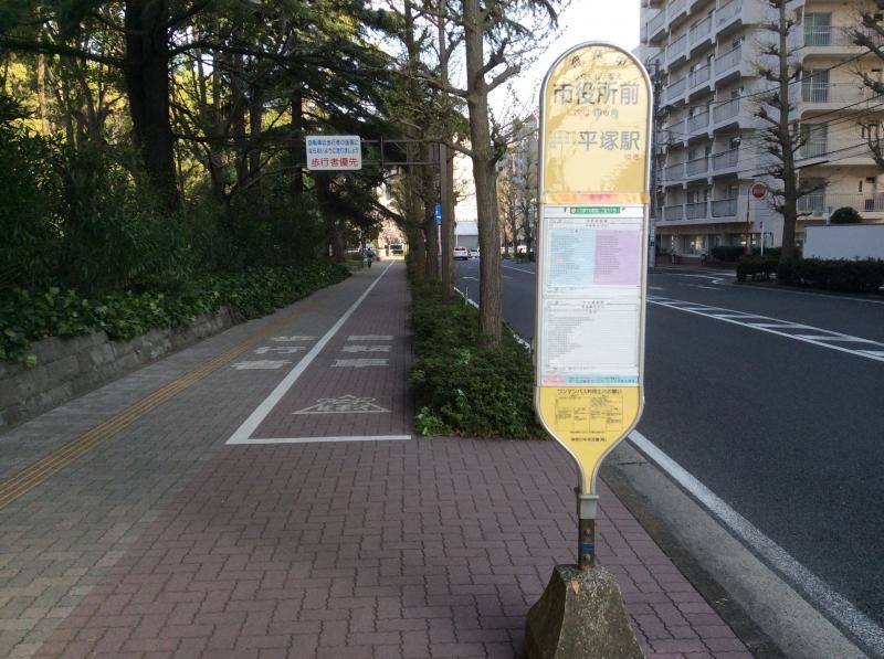 「市役所前（ゴム前）」バス停。