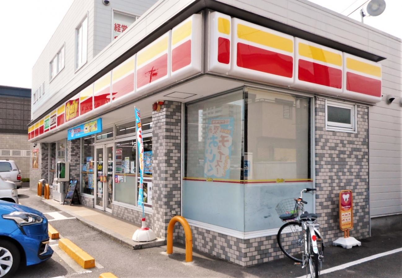右側からの正面外観