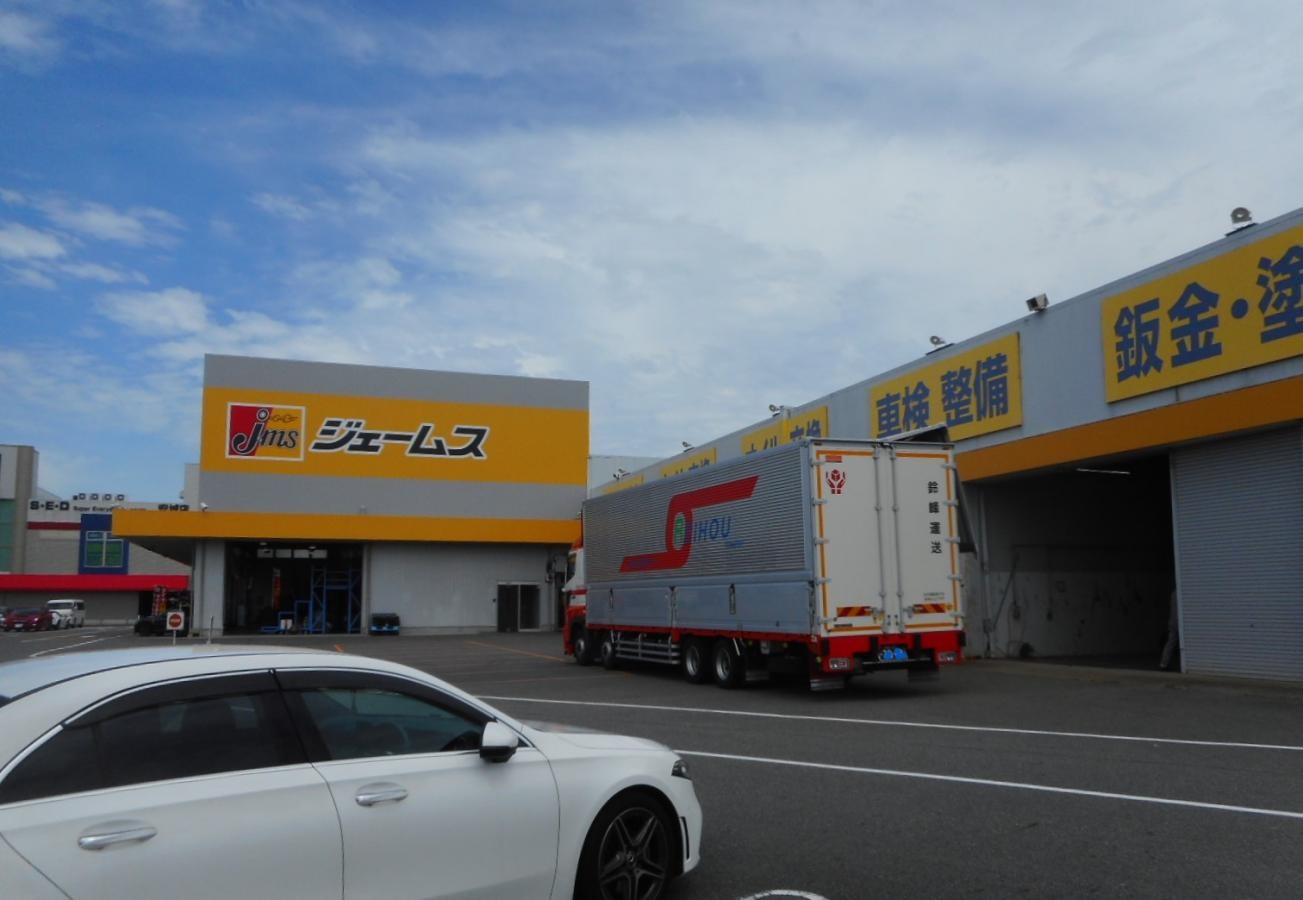 駐車場からの正面外観