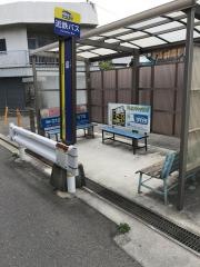 「島」バス停留所