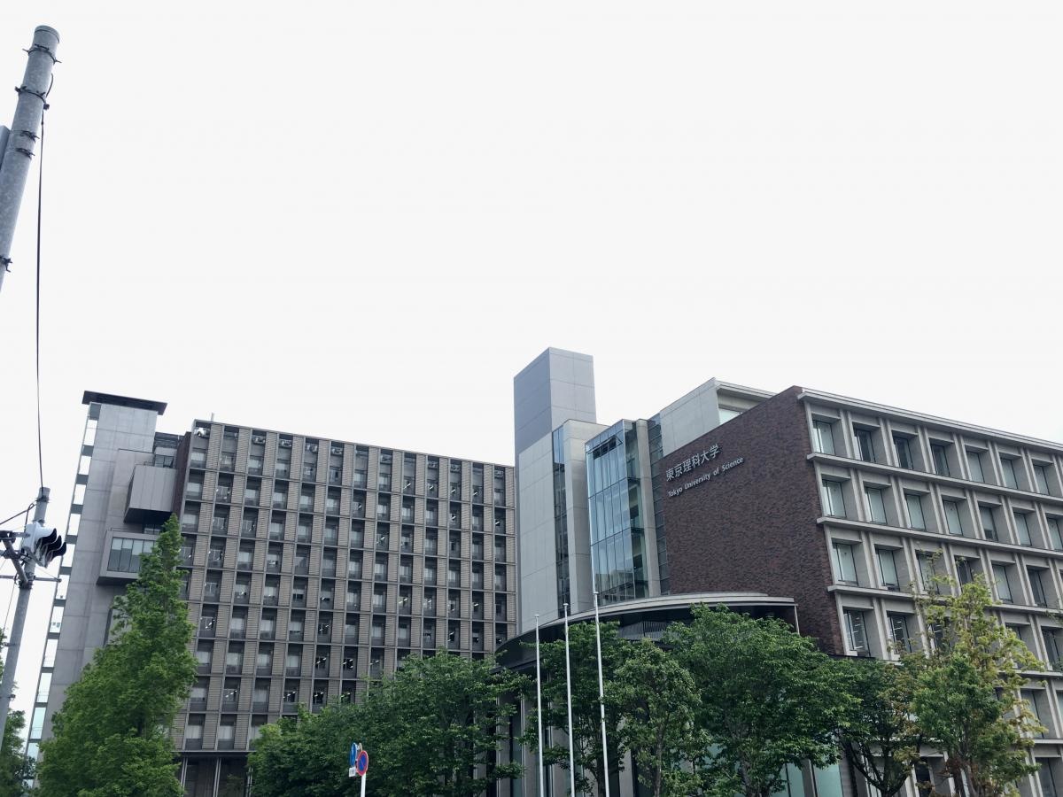 東京理科大学葛飾キャンパスの北側からの校舎外観