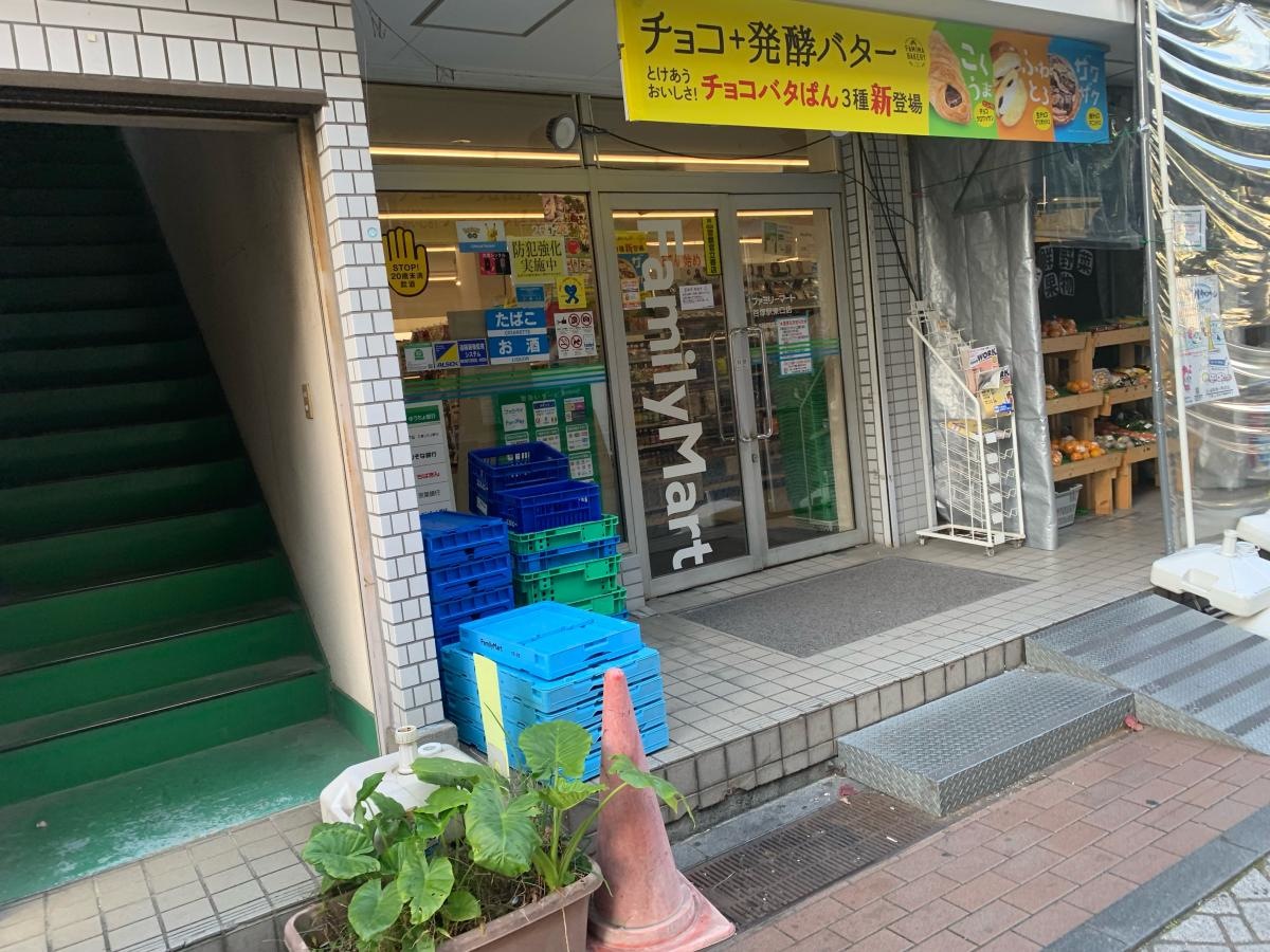 ファミリーマート谷塚駅東口店