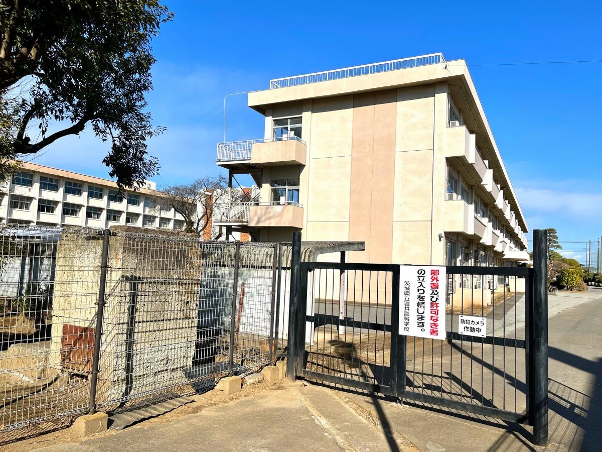 茨城県立岩井高等学校の西側からの校舎外観