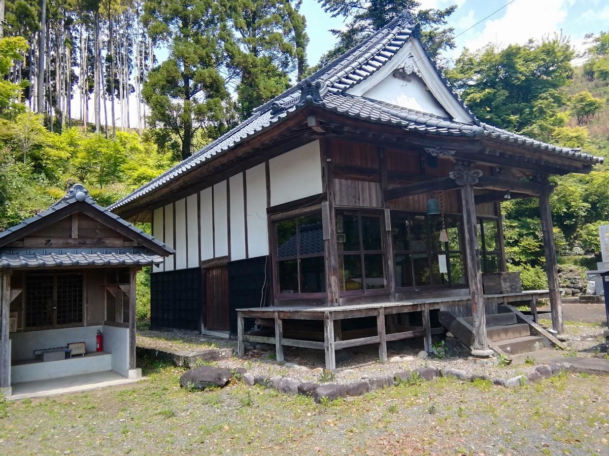 古い石段が歴史を感じさせます。