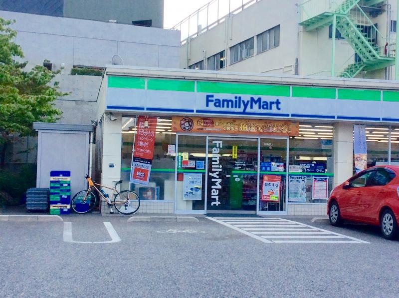 ファミリーマート小豆沢一丁目店です。