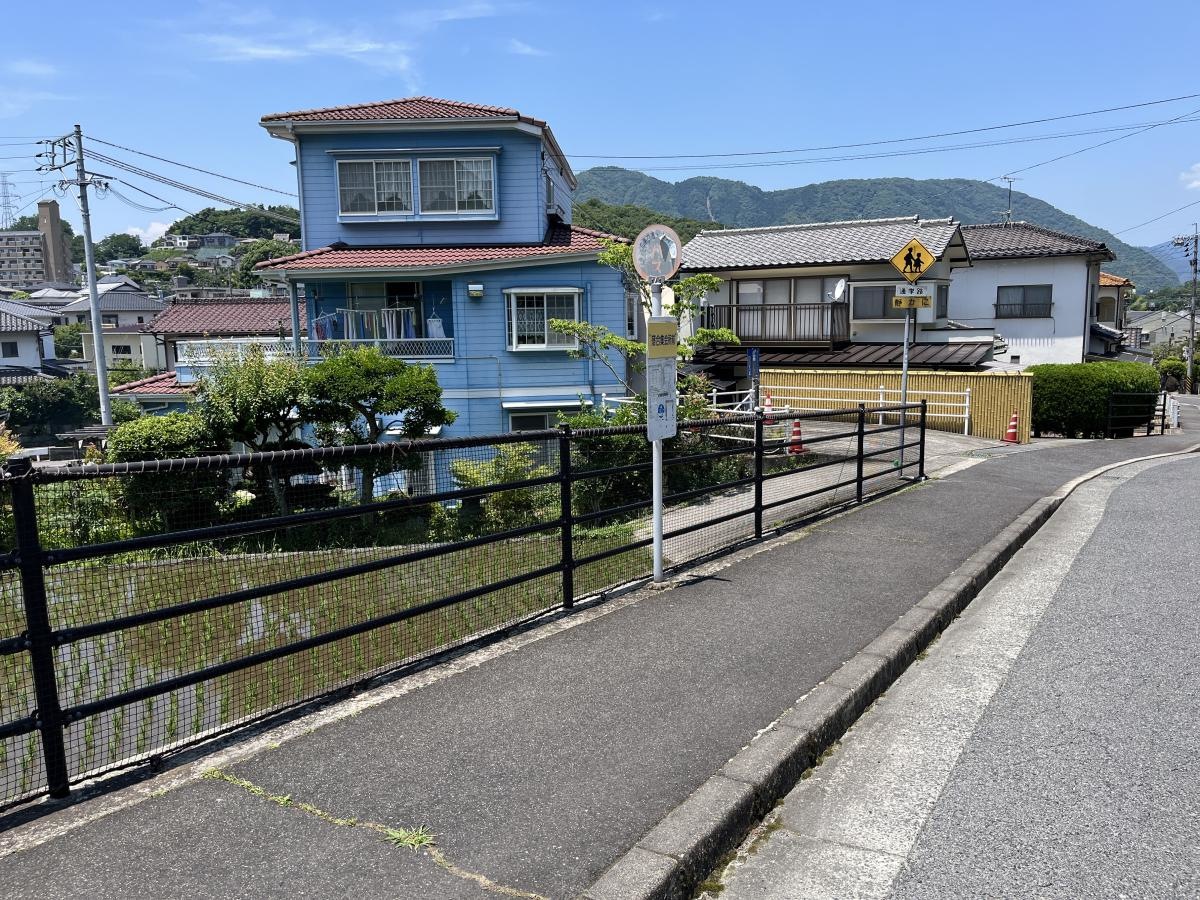 上りバス停です