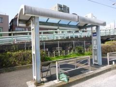 「谷津坂」バス停留所