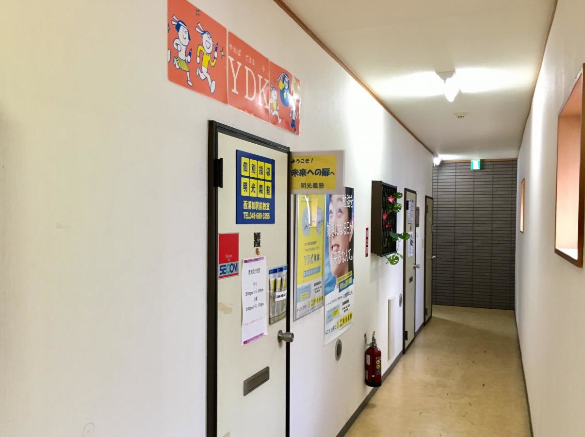 明光義塾西浦和駅前教室の入居建物奥側からのエントランス外観