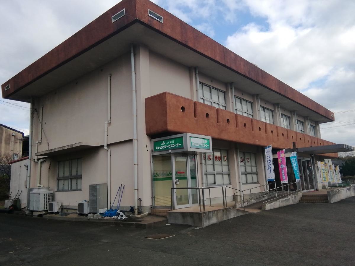 ガソリンスタンド、家畜用の飼料倉庫も近くにあります。