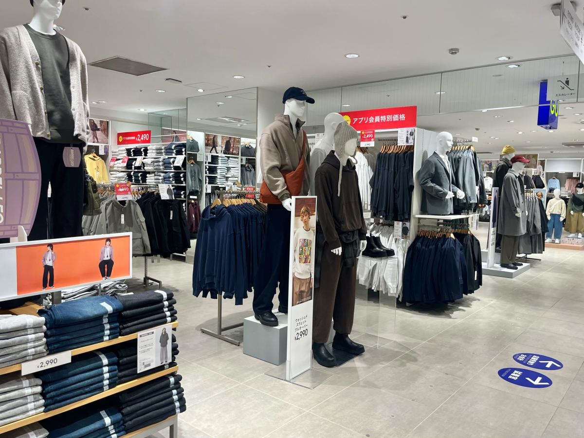 ジーユー京都アバンティ店の店舗入口外観