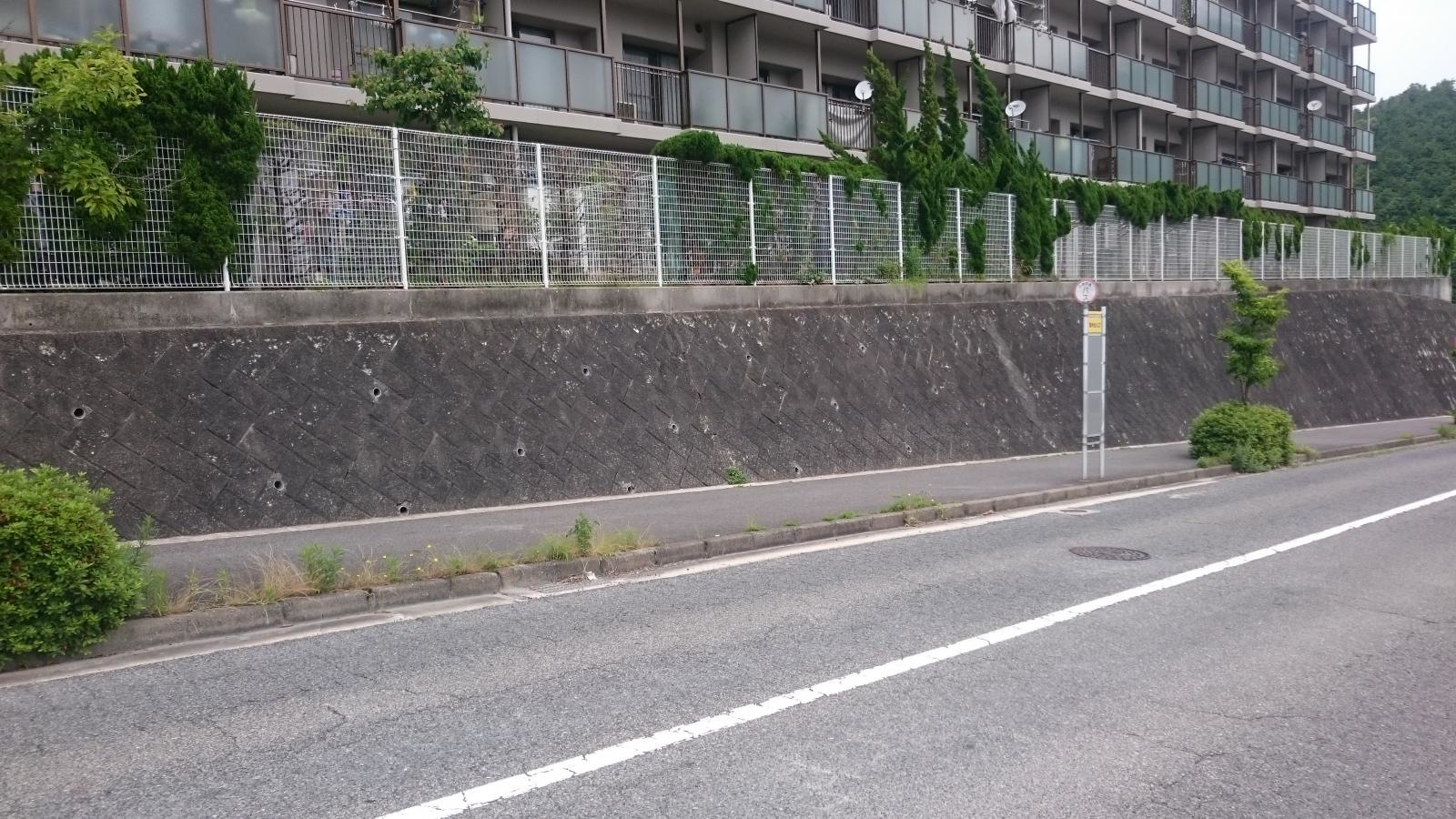 バス停の遠景