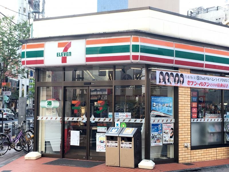 セブンイレブン足立竹の塚1丁目店の店舗正面外観