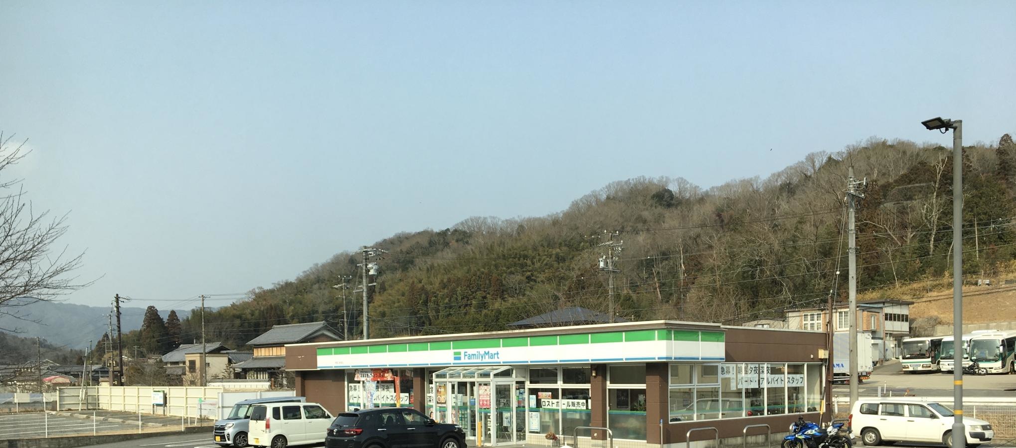ファミリーマート　伊賀三軒家店