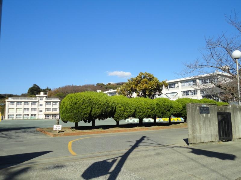 校門から見た学校