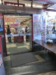 ライフ　岡町店