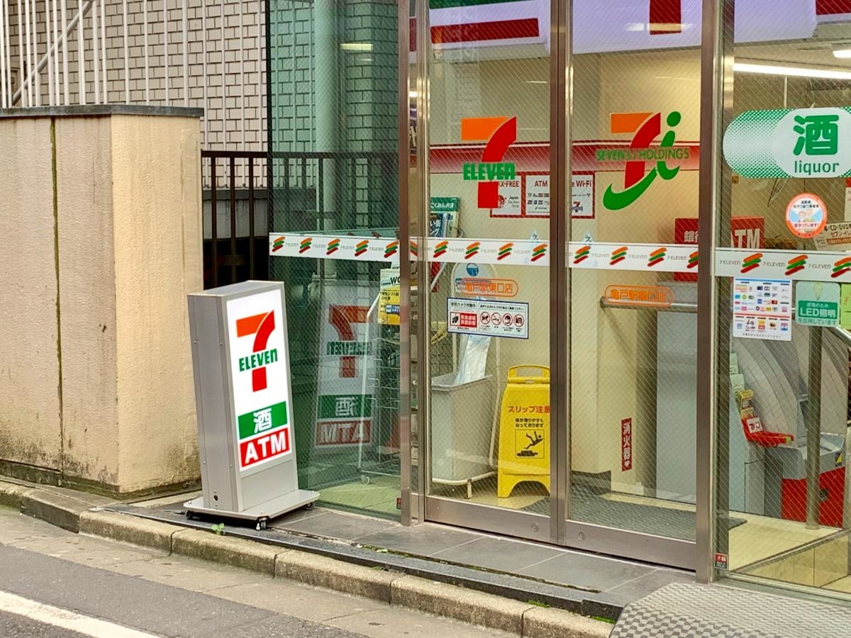 セブンイレブン 亀戸駅東口店の北側エントランス外観