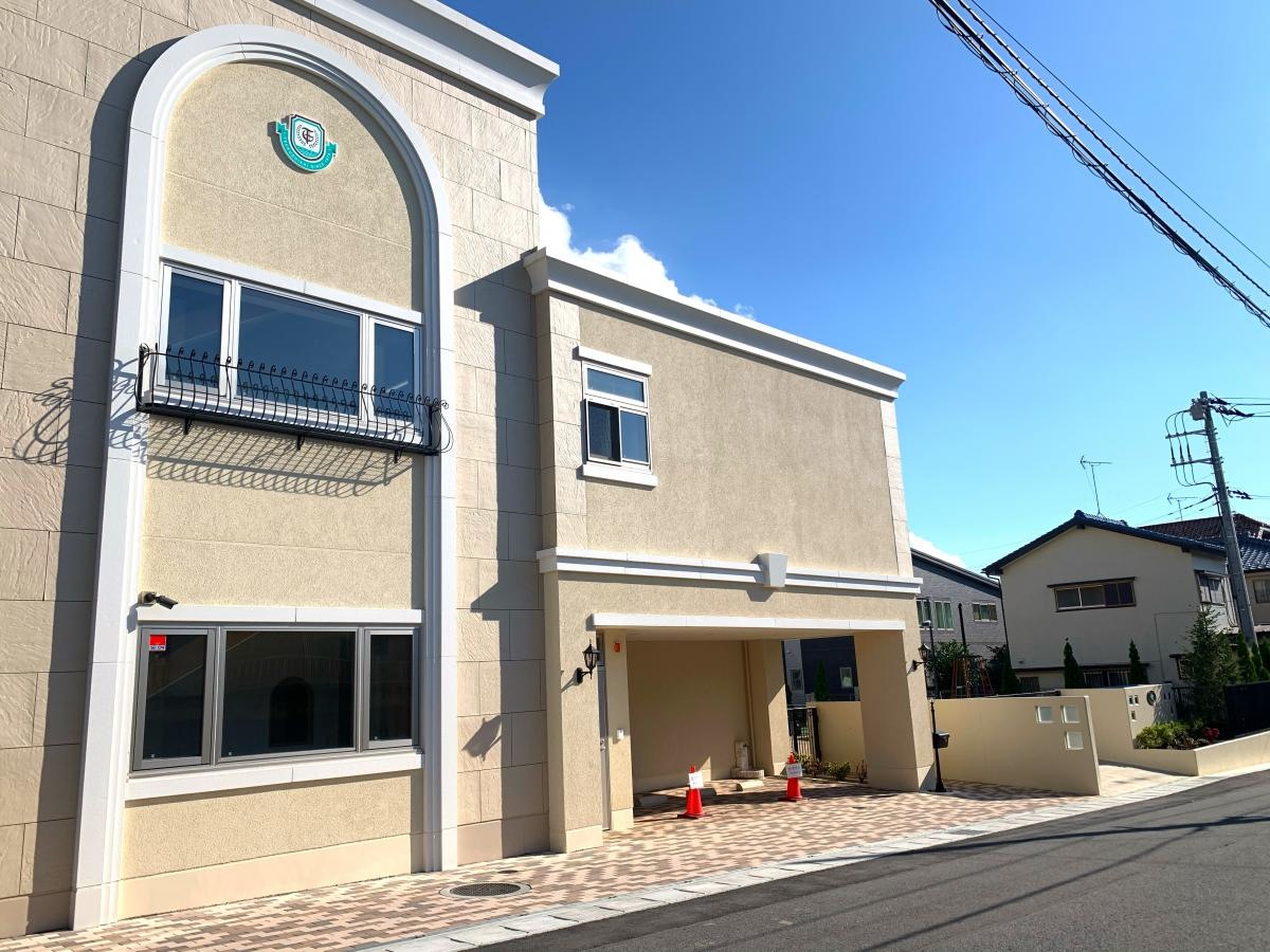 社会福祉法人つくし会 馬橋保育園の北側からの園舎入口外観