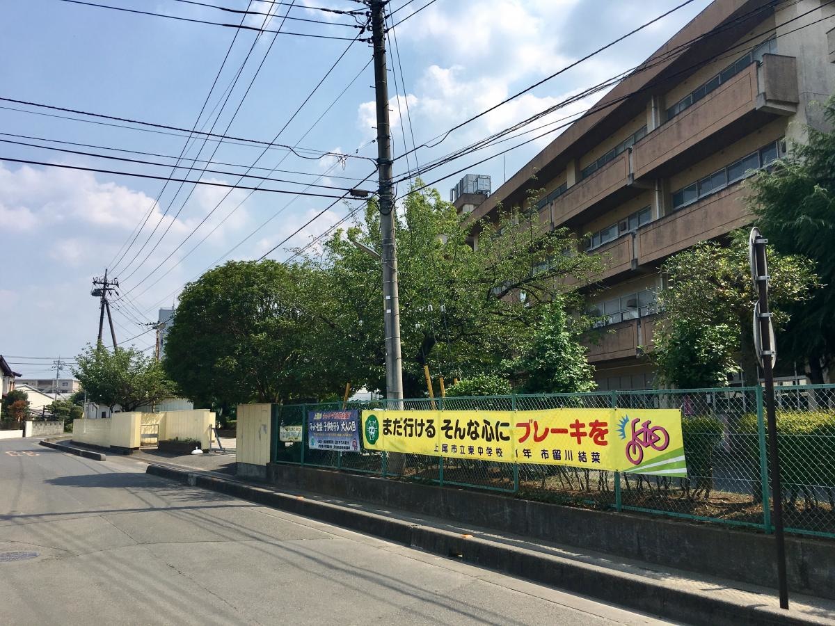 正門側の施設外観。