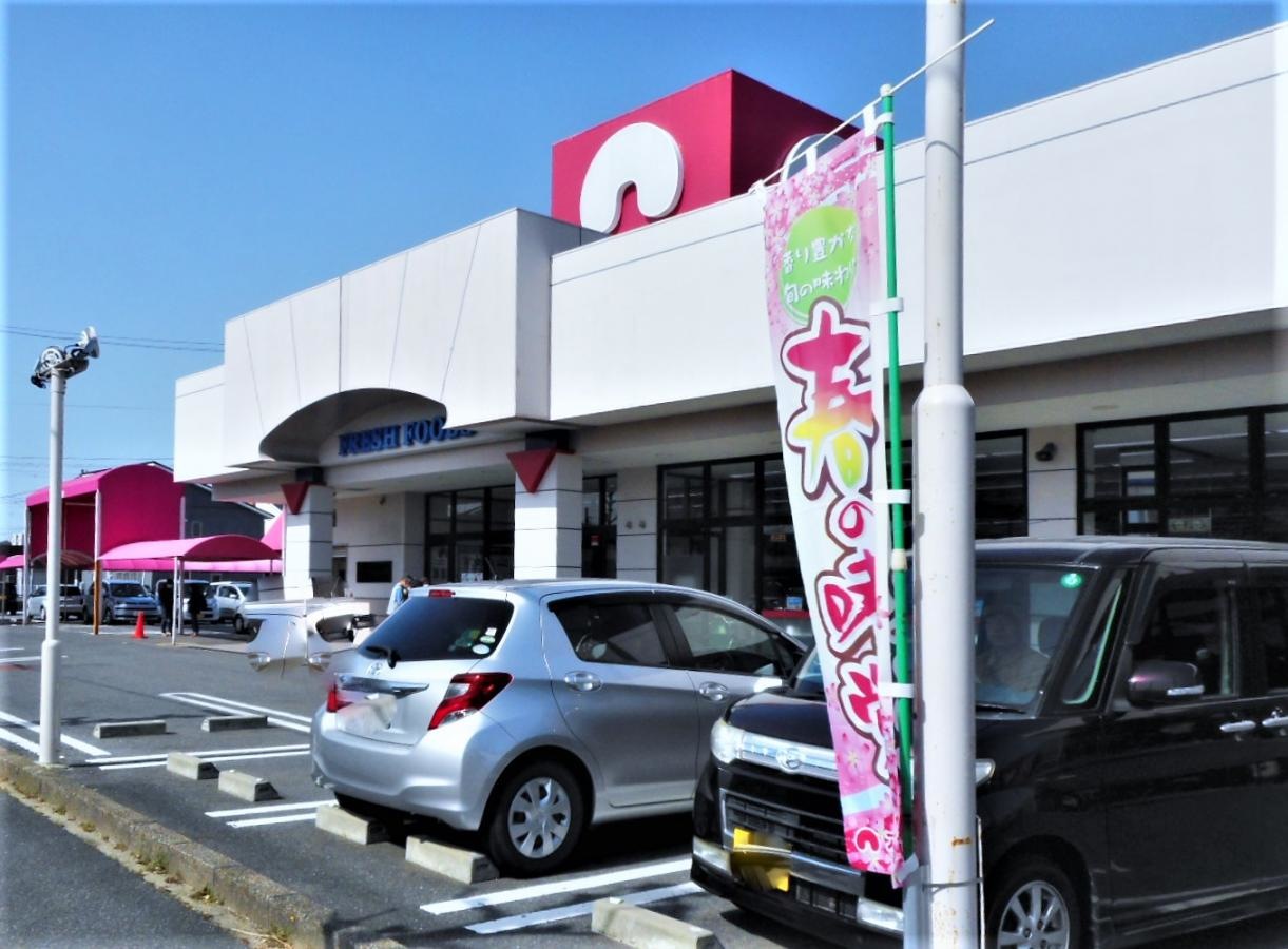 歩道からの正面外観
