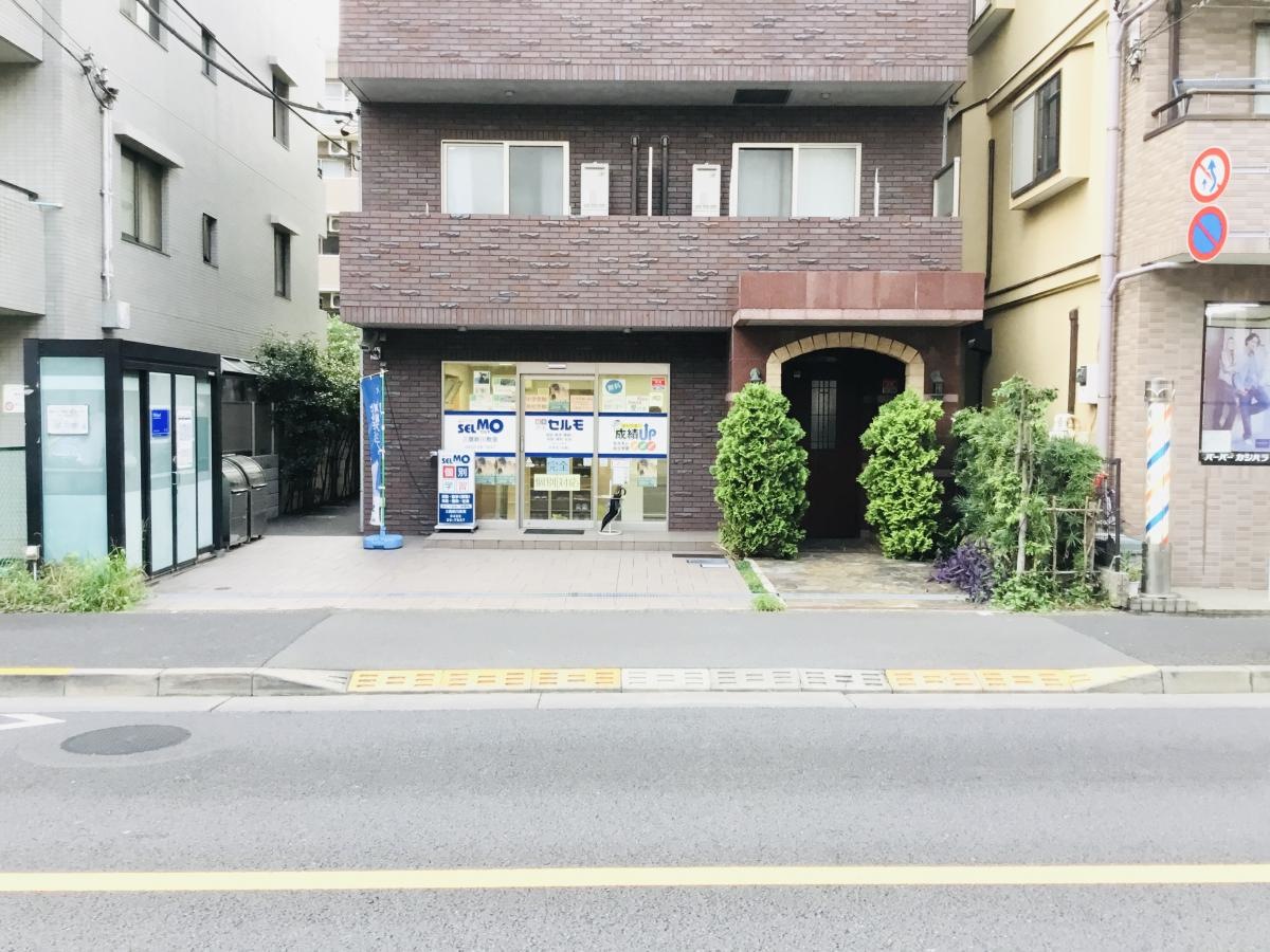 人見街道沿いにあります。