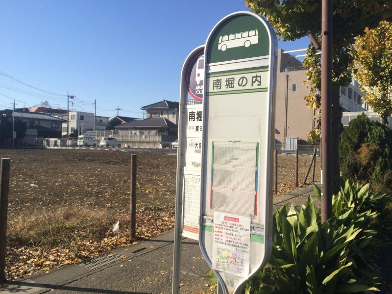 大宮駅東口方面行きの「南堀の内」バス停留所の外観