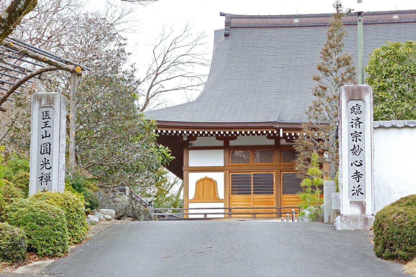 本堂入り口前