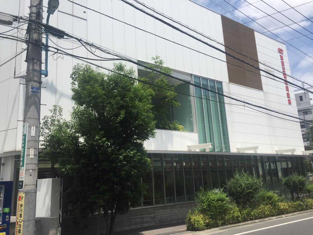 建物横から