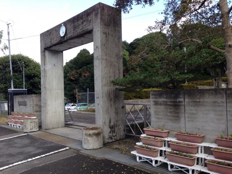 川内中央中学校の門を撮影。