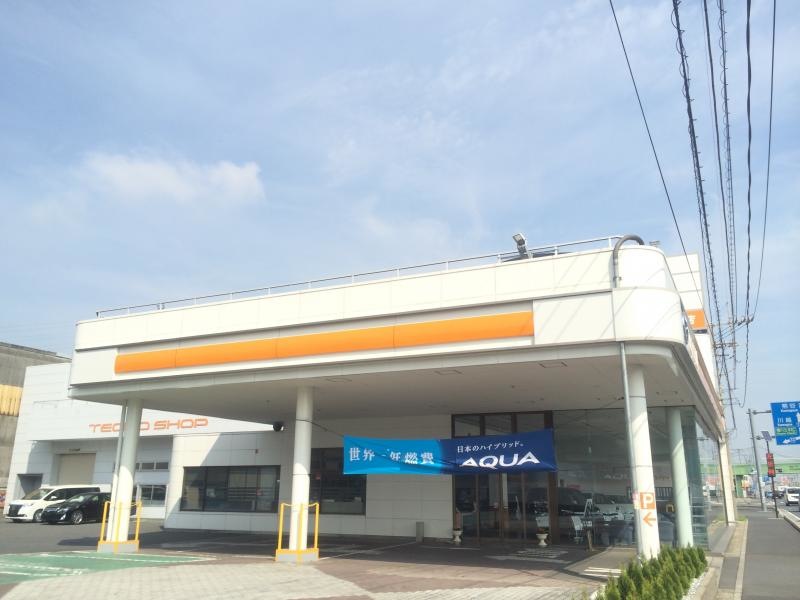 トヨタカローラ新埼玉桶川店の南側から外観、店舗エントランス