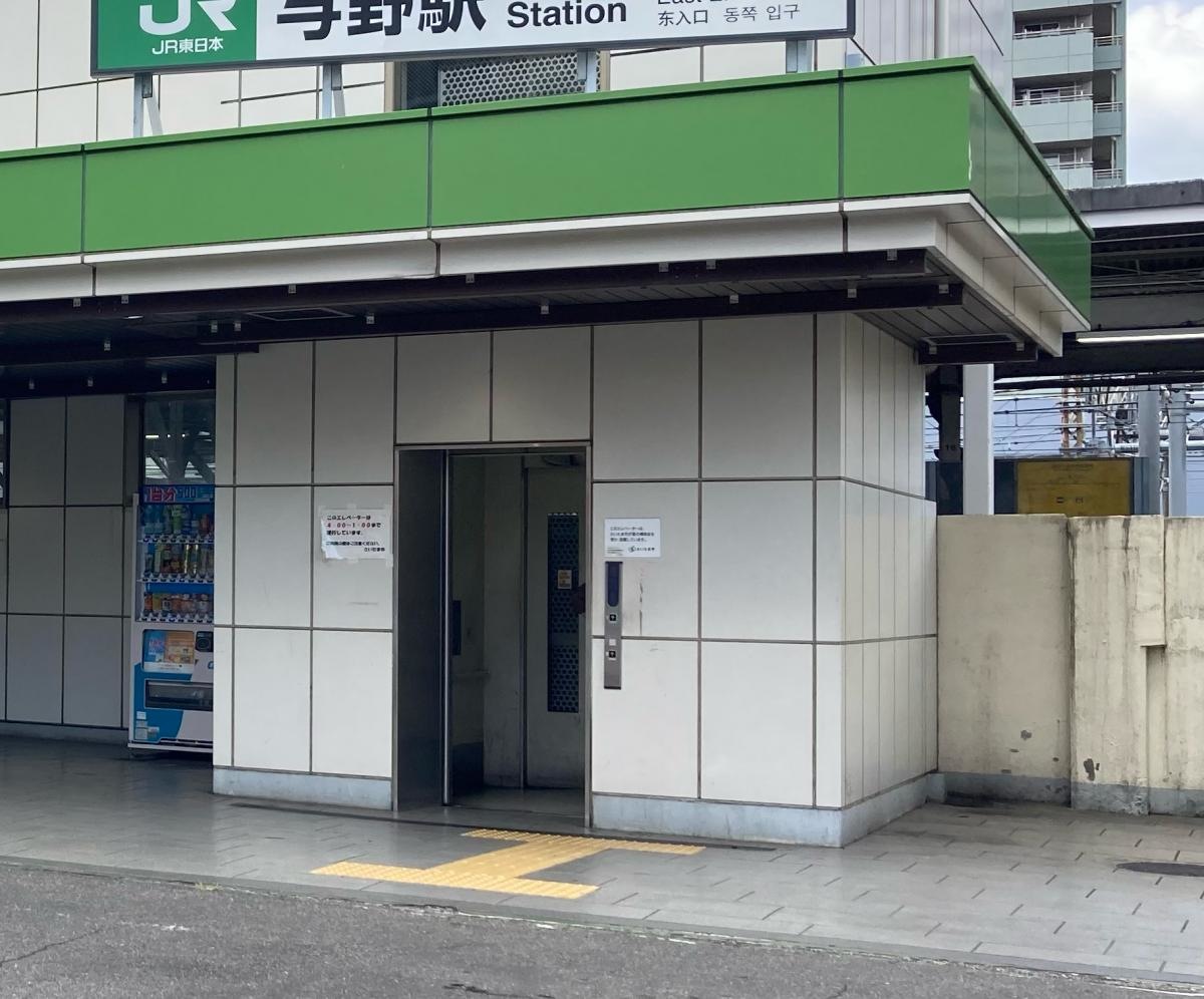 東口、エレベーター付近。