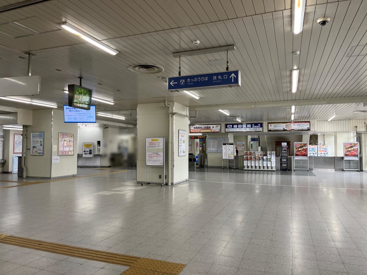 駅改札外・改札階
