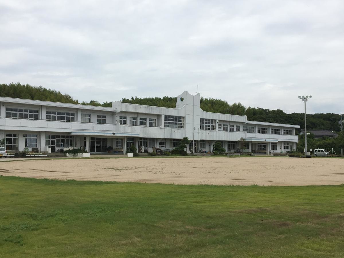 佐久島中学校を見に行きました。